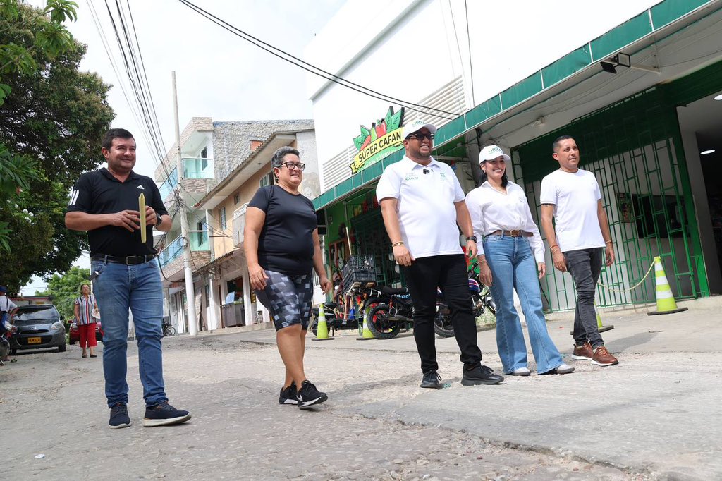 Pliniocg's tweet photo. Iniciamos la recuperación de la malla vial en el sector comercial de Puerto Colombia, en la 📍 calle 4 entre carreras 8 y 9 en el sector conocido popularmente como la calle de ‘Cafam’, garantizando una movilidad segura y vías dignas y en perfecto estado para toda la comunidad. https://t.co/8R5Ooc6prm