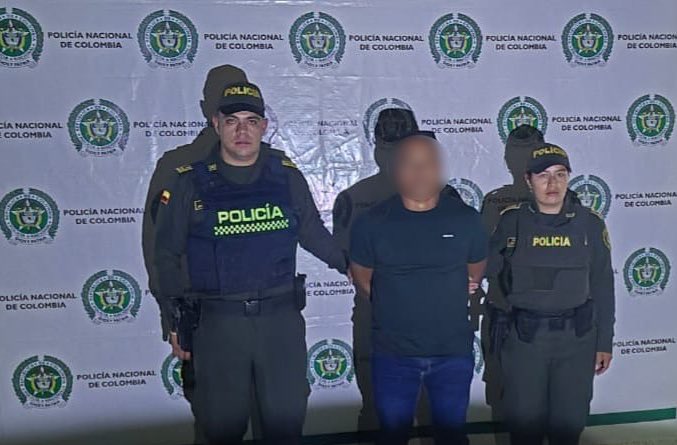 La Policía Nacional, durante labores de patrullaje, en el barrio La Reserva, realizó la captura de un ciudadano con orden judicial por el delito de Actos Sexuales con menor de 14 años Agravado.

#DiosYPatria