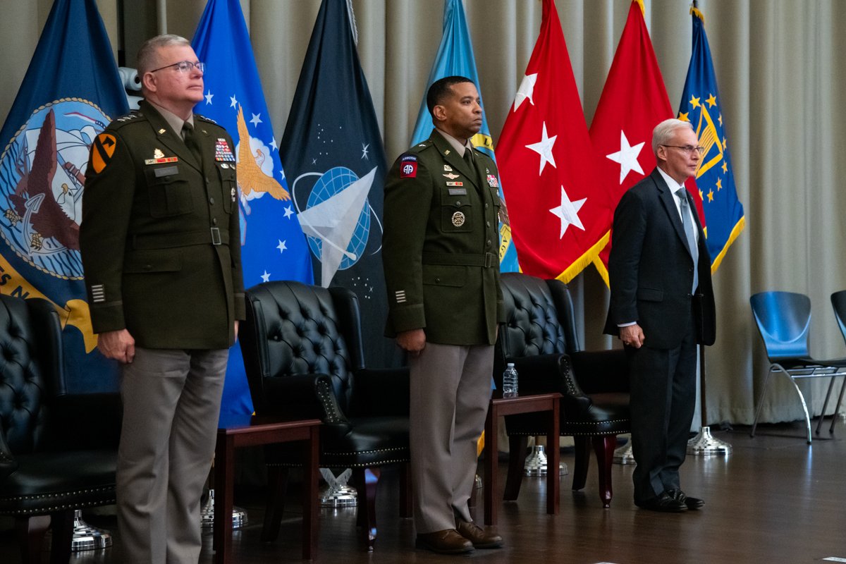 DLAMIL's tweet photo. Please join us in welcoming @USArmy Brig. Gen. Kevin Cotman as the new #DLADistribution commanding general!
Thank you to Mr. Perry Knight for your #leadership and service. 👏 Welcome aboard, Brig. Gen. Cotman!
#CommandingGeneral #NewLeadership #MilitaryLogistics #LeadershipChange
