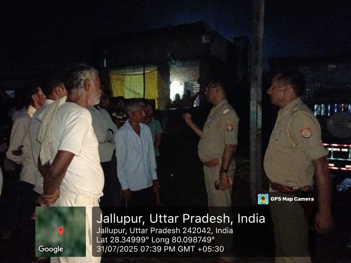 pilibhitpolice's tweet image. SP पीलीभीत के निर्देशन में थाना घुंघचाई पुलिस द्वारा थाना क्षेत्र में बैठक कर नागरिकों को ड्रोन संबंधी अफवाहों पर ध्यान न देने हेतु जागरूक किया गया। संदिग्ध सूचना/गतिविधि की जानकारी संबंधी थाने या #UP112 पर देने की अपील की। अफवाह फैलाने वालों पर कठोर कार्यवाही की जाएगी।
@dgpup