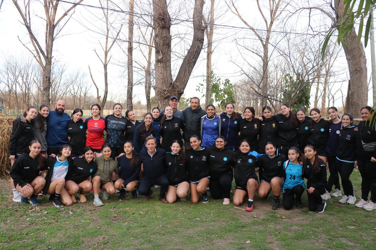 Ayer a la tarde, en el Polideportivo Municipal Roberto Contini, entregamos diplomas a los equipos municipales de handball que lograron el tercer puesto en Mendoza y el subcampeonato en Bariloche en los Torneos Nacionales "A"
Además, recorrimos el playón multideportes en el que