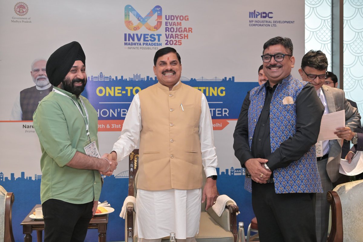 BSL ग्लोबल आउटरीच समिट–2025 के दौरान मुख्यमंत्री डॉ. मोहन यादव ने Wildcraft India Pvt. Ltd. के Chief Product Officer श्री भूपिंदर सिंह से वन-टू-वन चर्चा की। 

बैठक में मध्यप्रदेश में मैन्युफैक्चरिंग यूनिट, लॉजिस्टिक्स हब और उद्योग विकास कार्यक्रमों में संभावित निवेश पर