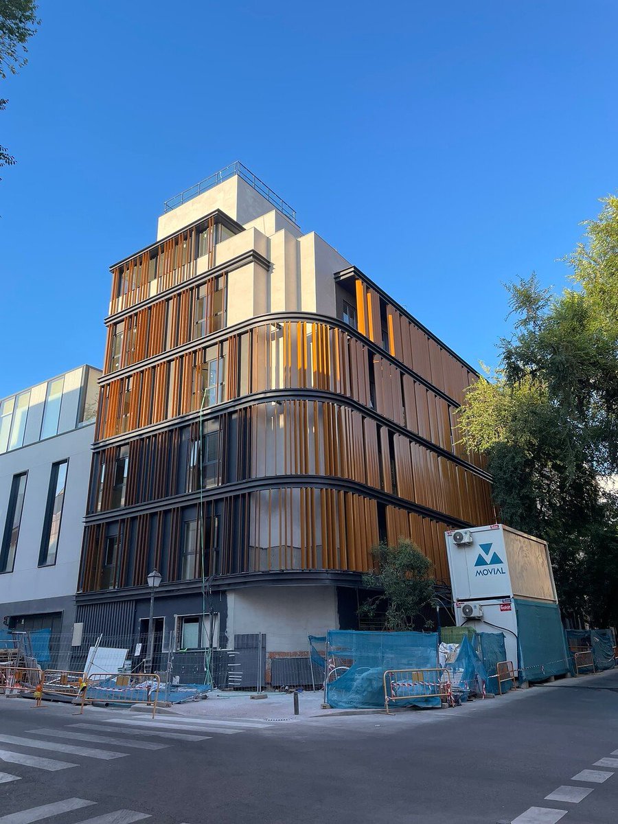 🛎️Calle Canarias entre Méndez Álvaro y Delicias. 

Remodelación de este edificio convertido en futuro hotel por parte de Touza Arquitectos junto a la sede de Just Eat.

📍Méndez Álvaro
📸gilas13
🗨️urbanity.one/t/madrid-nuevo…