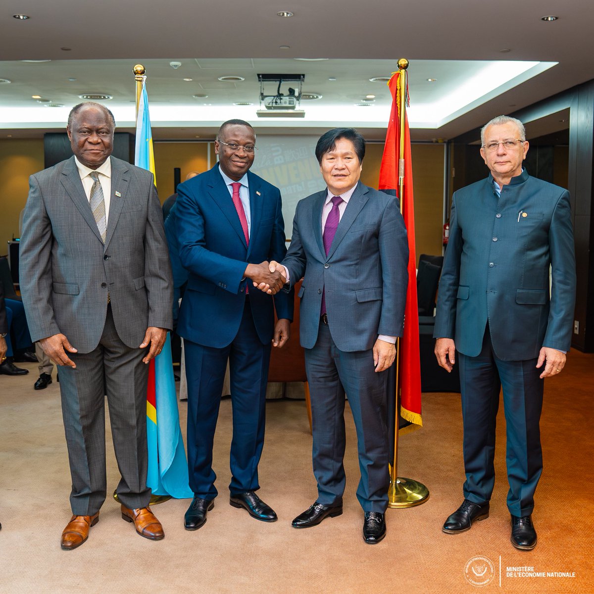 #RDC_ECONOMIE | 31.07.2025

Dans son approche visant à découvrir les opportunités économiques qui se présentent entre la RDC et l’Angola, le Vice-Premier Ministre, Ministre de l’Économie nationale, Daniel Mukoko Samba, a échangé, le jeudi 31 juillet, à Luanda (Angola), avec le