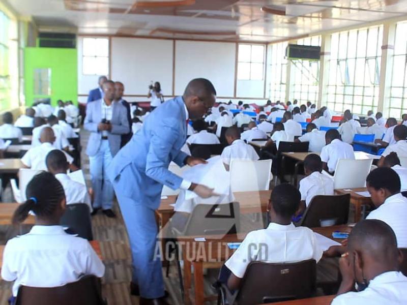 Chers finalistes,

En ce moment crucial de votre parcours scolaire, je tiens à vous adresser mes plus sincères encouragements.

Vous êtes à la porte d’un nouveau chapitre de votre vie, celui où les rêves se dessinent plus clairement et où les efforts commencent à porter leurs