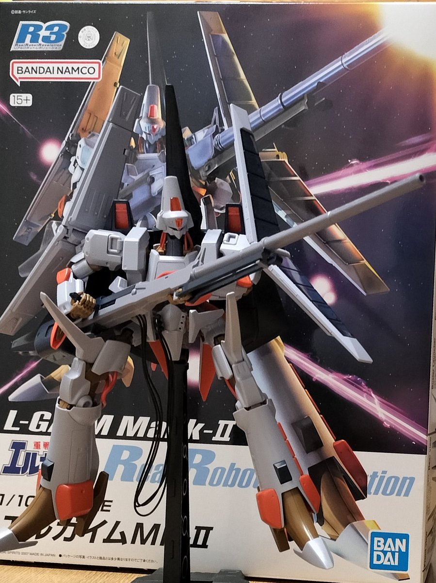 Akanekogeisya's tweet image. 組み終わったので箱絵に合わせてバスター😗
構えたまま飾るには持ち手接着とかしないとちょっと不安では有りますが🤔
それでも気分は
「ふはははー
スゴイぞー
カッコイイぞー!!」
なので良し😆
＃R3　＃エルガイムmark2