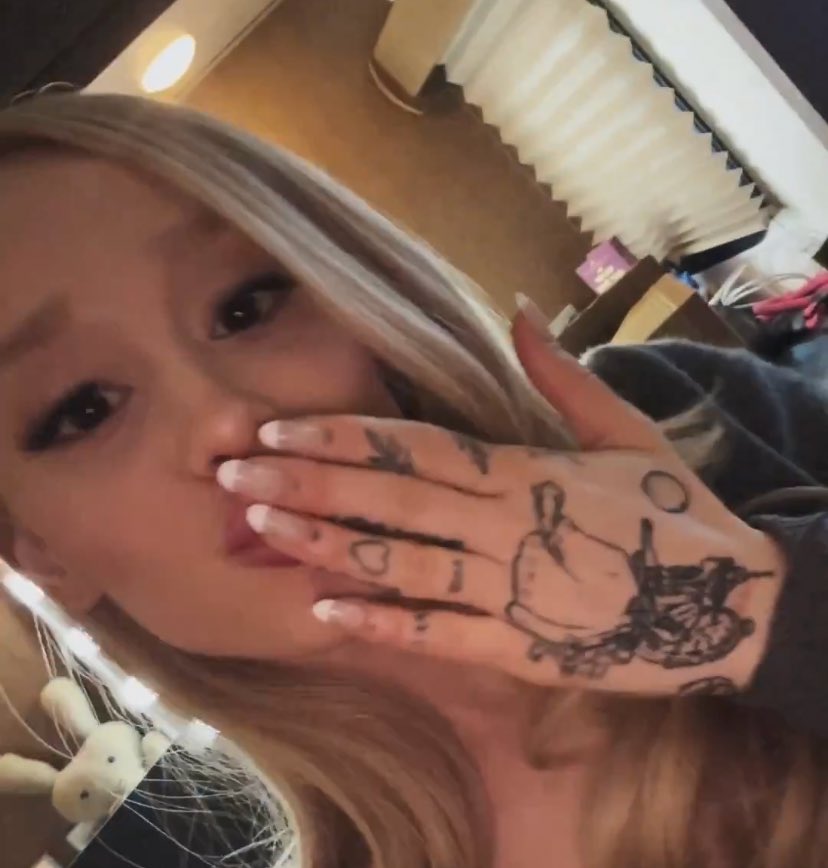 as tatuagens de presídio nas mãos da ariana dão tanta personalidade a ela