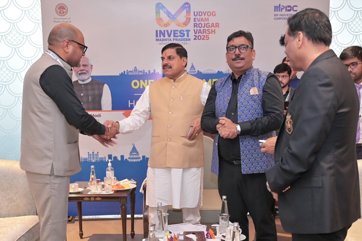 नई दिल्ली में BSL ग्लोबल आउटरीच समिट–2025 के दौरान मुख्यमंत्री डॉ. मोहन यादव ने Eastman Exports Global Clothing Pvt. Ltd. के CEO श्री रीतेश कुमार से वन-टू-वन चर्चा की।

इस दौरान टेक्सटाइल मैन्युफैक्चरिंग, हरित तकनीकों और मध्यप्रदेश में संभावित निवेश के अवसरों पर विशेष रूप से