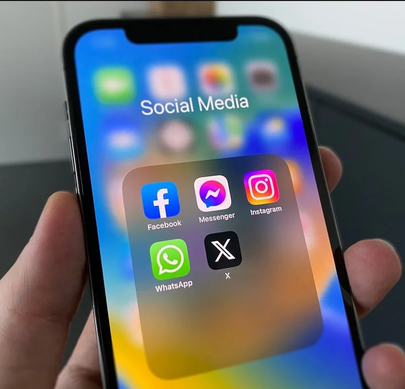 WebVideoVoice's tweet image. People take ± 3 seconds to decide if your social media post is worth it. Is it? Let&apos;s Make sure it is. 

Hit up chrisjonesmedia.com/social-media