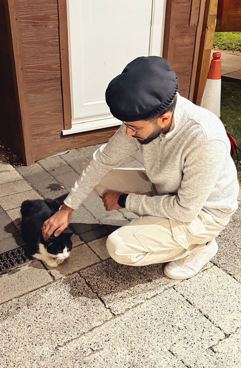 osaamahmd's tweet photo. fajr behind my beloved (ft. oreo) https://t.co/P4Z81TYaYi