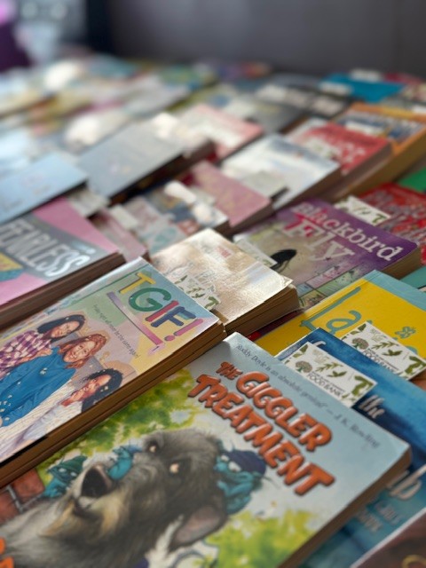 RI Food Bank (@rifoodbank) on Twitter photo Our community nutrition team & <a href="/BooksAreWings/">Books Are Wings</a> teamed up to bring donated books to Kids Cafe! At <a href="/epbgc/">BGC of East Prov.</a>, kids picked out a book to keep while enjoying a nutritious meal. 📚🍽️ Learn more about the RI Food Bank’s Kids Cafe program: tinyurl.com/5e3vpp3r Our community nutrition team & <a href="/BooksAreWings/">Books Are Wings</a> teamed up to bring donated books to Kids Cafe! At <a href="/epbgc/">BGC of East Prov.</a>, kids picked out a book to keep while enjoying a nutritious meal. 📚🍽️ Learn more about the RI Food Bank’s Kids Cafe program: tinyurl.com/5e3vpp3r