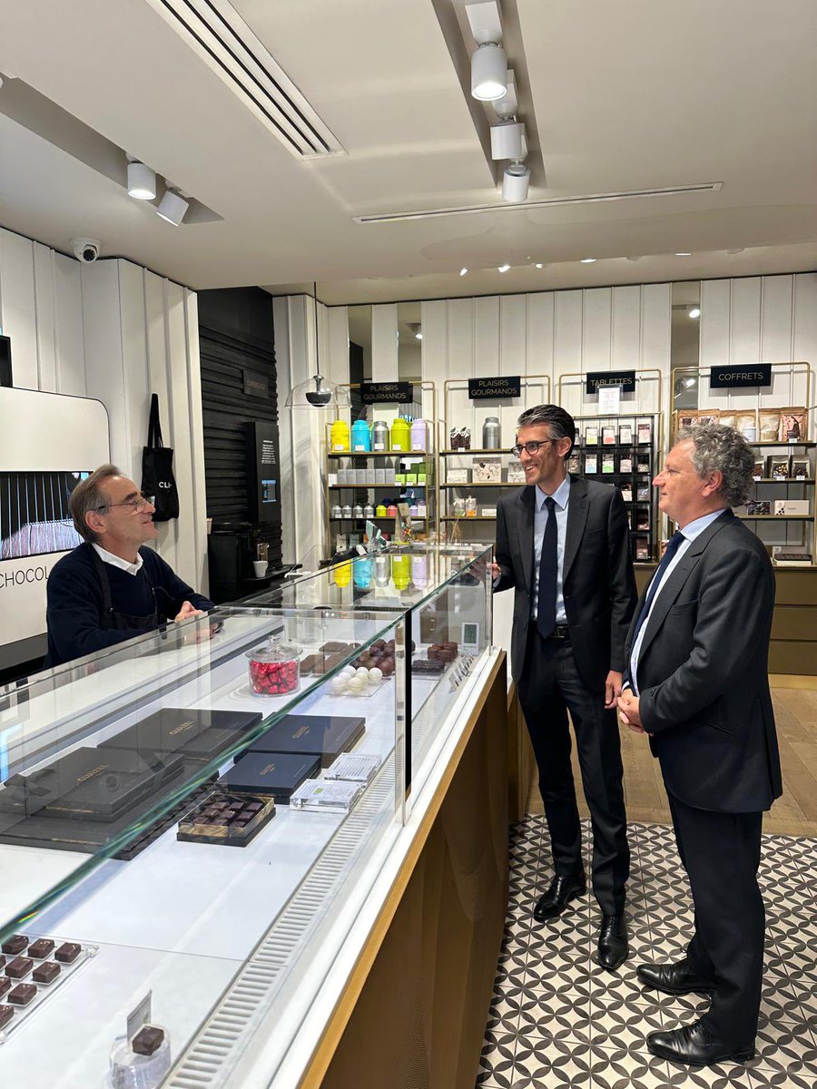 Mairie du XVIe (@mairiedu16) on Twitter photo 🤝 <a href="/Jeremy_Redler/">Jérémy Redler</a>, <a href="/bruliomar/">Bruno Lionel-Marie</a> et <a href="/coudrier_freddy/">Freddy Coudrier</a> se sont rendus à la rencontre des commerçants et artisans de la rue des Belles Feuilles, des Sablons, de Longchamp et de Gustave Courbet. Un temps d’échange précieux au plus près des acteurs du quotidien ! 🤝 <a href="/Jeremy_Redler/">Jérémy Redler</a>, <a href="/bruliomar/">Bruno Lionel-Marie</a> et <a href="/coudrier_freddy/">Freddy Coudrier</a> se sont rendus à la rencontre des commerçants et artisans de la rue des Belles Feuilles, des Sablons, de Longchamp et de Gustave Courbet. Un temps d’échange précieux au plus près des acteurs du quotidien !
