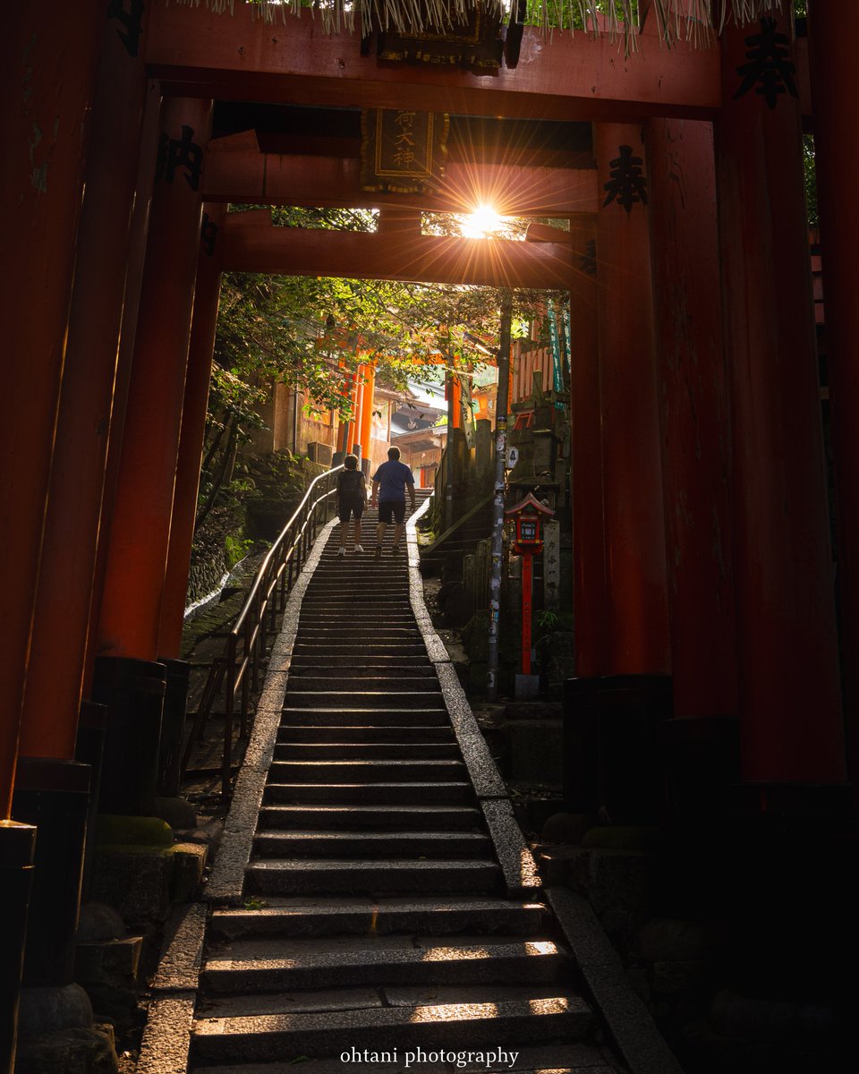 早朝に京都の伏見稲荷大社を訪れると、まるで別世界に足を踏み入れたかのような感覚を味わえます