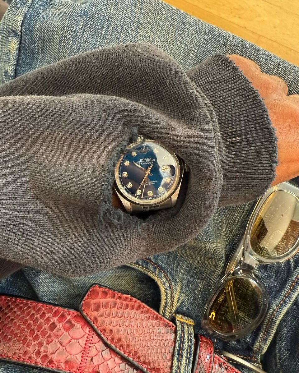 ModernNotoriety's tweet photo. Akimbo "Watch-Peeker" Hoodie (2025) https://t.co/5RtcMcgzUQ