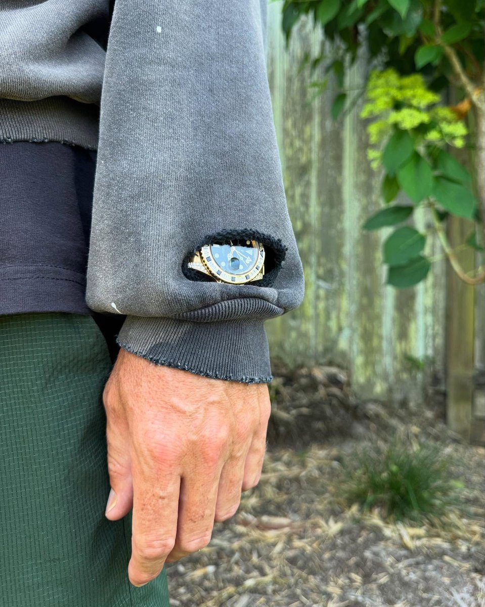ModernNotoriety's tweet photo. Akimbo "Watch-Peeker" Hoodie (2025) https://t.co/5RtcMcgzUQ