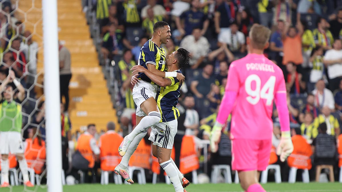 FENERBAHÇE TAKIM RAPORU (Lazio maçı)

Fenerbahçe, Feyenoord öncesi son ciddi hazırlığını Lazio karşısında yaptı. Hocanın değişiklik için 57 dakika beklemiş olması da Feyenoord maçına yaklaşık olarak bu maçtaki gibi çıkacağını hissettirdi. Öyleyse milim milim analiz edelim.