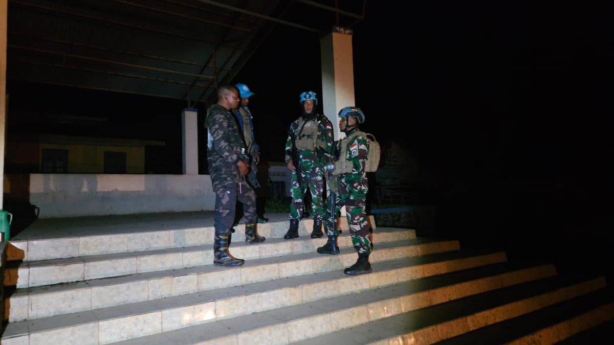 À Komanda (#Ituri), une patrouille conjointe des Casques bleus de la #MONUSCO et des #FARDC a contribué hier au renforcement de la sécurité dans la zone, pour protéger les civils, dissuader les groupes armés et rassurer la population par une présence active sur terrain.

 #PoC