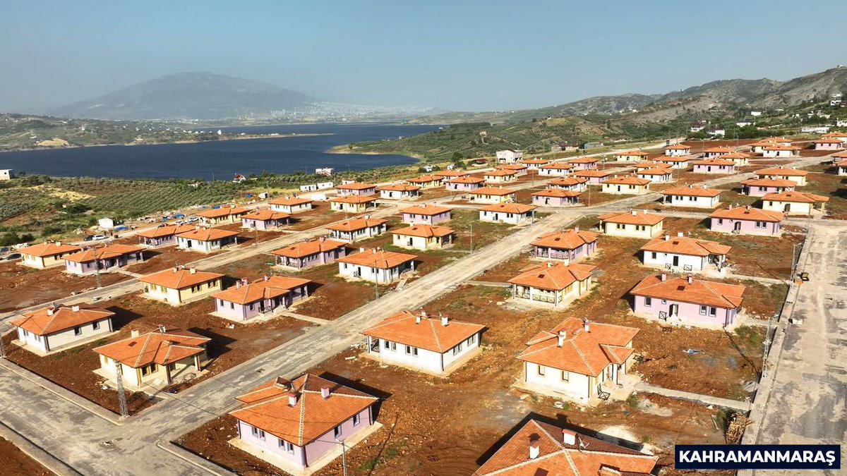 Çevre ve Şehircilik Bakanlığı:
Asrın İnşasıyla Türkiye’yi Yeniden Ayağa Kaldırıyoruz! <a href="/csbgovtr/">T.C. Çevre, Şehircilik ve İklim Dğş. Bakanlığı</a>
11 şehir, 3.500 şantiye, 182.000 mimar, mühendis ve işçi…
Yaralarımızı birlikte sardık, birlikte inşa ettik.
453.000 konutla yeni bir hayat kurduk!
Bu sadece bir yapı değil,