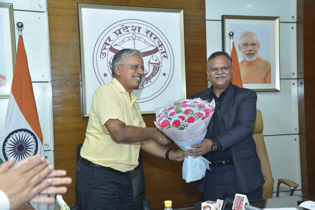 Manoj Kumar Singh, IAS, Chief Secretary, UP (@chiefsecy_up) on Twitter photo рдЖрдЬ рд╕рд╛рдпрдВрдХрд╛рд▓ рдореИрдВрдиреЗ рдЙрддреНрддрд░ рдкреНрд░рджреЗрд╢ рдХреЗ рдореБрдЦреНрдп рд╕рдЪрд┐рд╡ рдкрдж рдХрд╛ рдХрд╛рд░реНрдпрднрд╛рд░ рд╢реНрд░реА рдПрд╕. рдкреА. рдЧреЛрдпрд▓ рдЬреА рдХреЛ рд╕реМрдВрдкрд╛ред
рдорд╛рдирдиреАрдп рдореБрдЦреНрдпрдордВрддреНрд░реА рд╢реНрд░реА рдпреЛрдЧреА рдЖрджрд┐рддреНрдпрдирд╛рде рдЬреА рдХреЗ рджреВрд░рджрд░реНрд╢реА рдиреЗрддреГрддреНрд╡ рдПрд╡рдВ рдкреНрд░реЗрд░рдгрд╛рджрд╛рдпреА рдорд╛рд░реНрдЧрджрд░реНрд╢рди рдореЗрдВ рдкреНрд░рджреЗрд╢ рдХреА рд╕реЗрд╡рд╛ рдХрд░рдирд╛ рдореЗрд░реЗ рд▓рд┐рдП рдЕрддреНрдпрдВрдд рд╕рдореНрдорд╛рди рдПрд╡рдВ рдЧреМрд░рд╡ рдХреА рдмрд╛рдд рд░рд╣реАред рдЕрдкрдиреЗ рдХрд╛рд░реНрдпрдХрд╛рд▓ рдХреЗ рджреМрд░рд╛рди рд░рд╛рдЬреНрдп рдХреЗ рдЖрдЬ рд╕рд╛рдпрдВрдХрд╛рд▓ рдореИрдВрдиреЗ рдЙрддреНрддрд░ рдкреНрд░рджреЗрд╢ рдХреЗ рдореБрдЦреНрдп рд╕рдЪрд┐рд╡ рдкрдж рдХрд╛ рдХрд╛рд░реНрдпрднрд╛рд░ рд╢реНрд░реА рдПрд╕. рдкреА. рдЧреЛрдпрд▓ рдЬреА рдХреЛ рд╕реМрдВрдкрд╛ред
рдорд╛рдирдиреАрдп рдореБрдЦреНрдпрдордВрддреНрд░реА рд╢реНрд░реА рдпреЛрдЧреА рдЖрджрд┐рддреНрдпрдирд╛рде рдЬреА рдХреЗ рджреВрд░рджрд░реНрд╢реА рдиреЗрддреГрддреНрд╡ рдПрд╡рдВ рдкреНрд░реЗрд░рдгрд╛рджрд╛рдпреА рдорд╛рд░реНрдЧрджрд░реНрд╢рди рдореЗрдВ рдкреНрд░рджреЗрд╢ рдХреА рд╕реЗрд╡рд╛ рдХрд░рдирд╛ рдореЗрд░реЗ рд▓рд┐рдП рдЕрддреНрдпрдВрдд рд╕рдореНрдорд╛рди рдПрд╡рдВ рдЧреМрд░рд╡ рдХреА рдмрд╛рдд рд░рд╣реАред рдЕрдкрдиреЗ рдХрд╛рд░реНрдпрдХрд╛рд▓ рдХреЗ рджреМрд░рд╛рди рд░рд╛рдЬреНрдп рдХреЗ