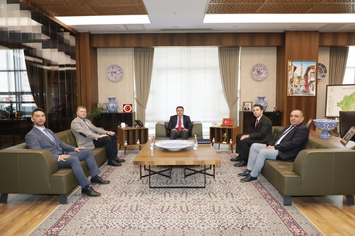 Valimiz Sayın Musa Işın, Kütahya Serbest Muhasebeci Mali Müşavirler Odası (SMMM) Başkanı Sayın Mustafa Çetiner ve Yönetim Kurulu Üyelerini Valilik makamında kabul etti.