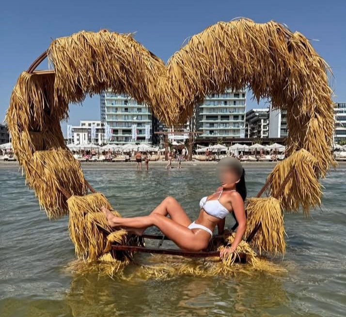 anelure1's tweet photo. „Gustul verii? Dulce, suculent și puțin obraznic 🍉☀️ Vrei o felie? 😘”
https://t.co/EB3M8OHLDM

Hashtag-uri:
#SummerVibes #WatermelonSeason #BeachMood #SunnyDays #FunInTheSun #BikiniBabe #SweetEscape https://t.co/CfUk0mXO9w