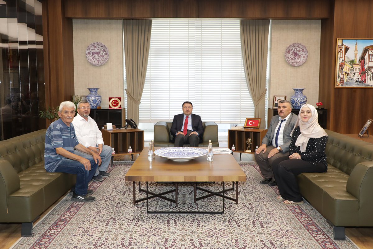 Valimiz Sayın Musa Işın, Simav Ahmetli Köyü Yörükleri ve Kültür Derneği Başkanı Sayın Volkan Kırbıyık ve Yönetim Kurulu Üyelerini Valilik makamında kabul etti.