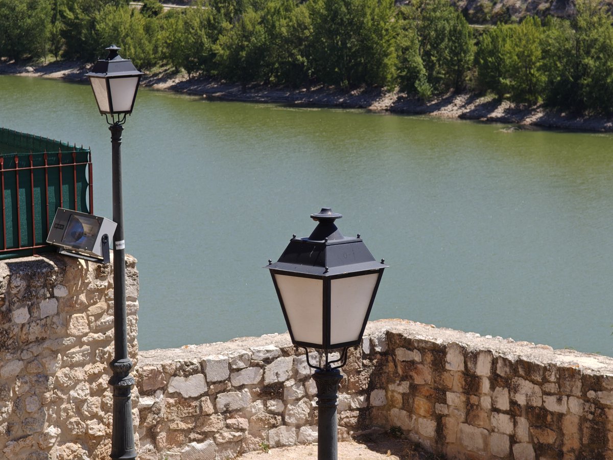 KatySnchez's tweet photo. Farolas orillas de las Hoces del Río Riaza. Maderuelo #Segovia #hoces #Maderuelo #farolas #hacerfotos https://t.co/4vtGEyAswi