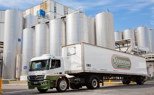 eDairyNewsEs's tweet photo. 🥛 #Mastellone Hnos. afianza su liderazgo como principal receptora de #leche en #Argentina.
🇦🇷 Con 3,65 millones de litros diarios, #LaSerenísima consolida su posición como la N.º 1 en compra de leche cruda en el país. https://t.co/MsMEskOxPw