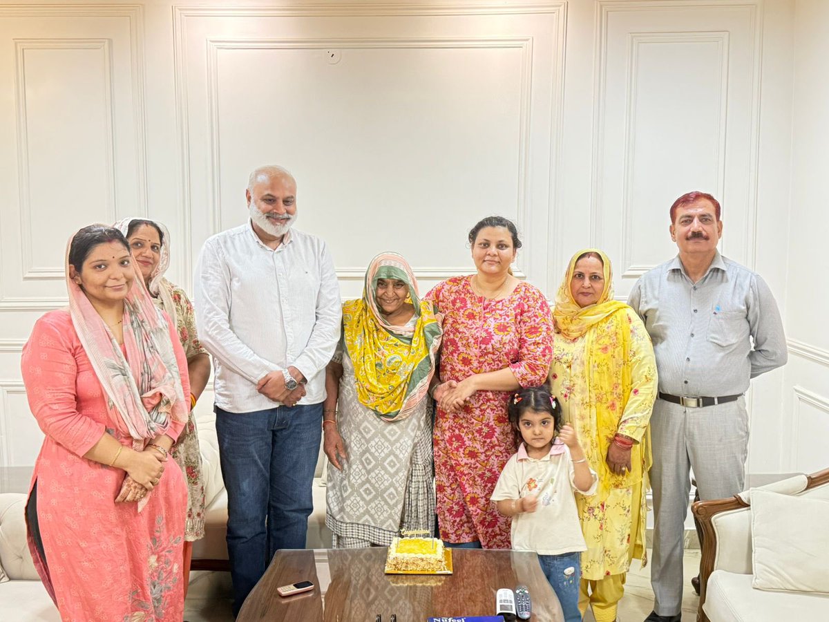 “हमारी बिटिया, हमारा अभिमान!”

आज हमारा परिवार गर्व और खुशी से अभिभूत है।
मेरी भांजी गीतांजलि नागर सुपुत्री श्री सरजीत रणजीत नागर भुआपुर जिला फरिदाबाद हरियाणा का चयन Law Commission of India में हुआ है — यह सिर्फ एक उपलब्धि नहीं, बल्कि पूरे परिवार के सपनों को साकार करने वाला क्षण