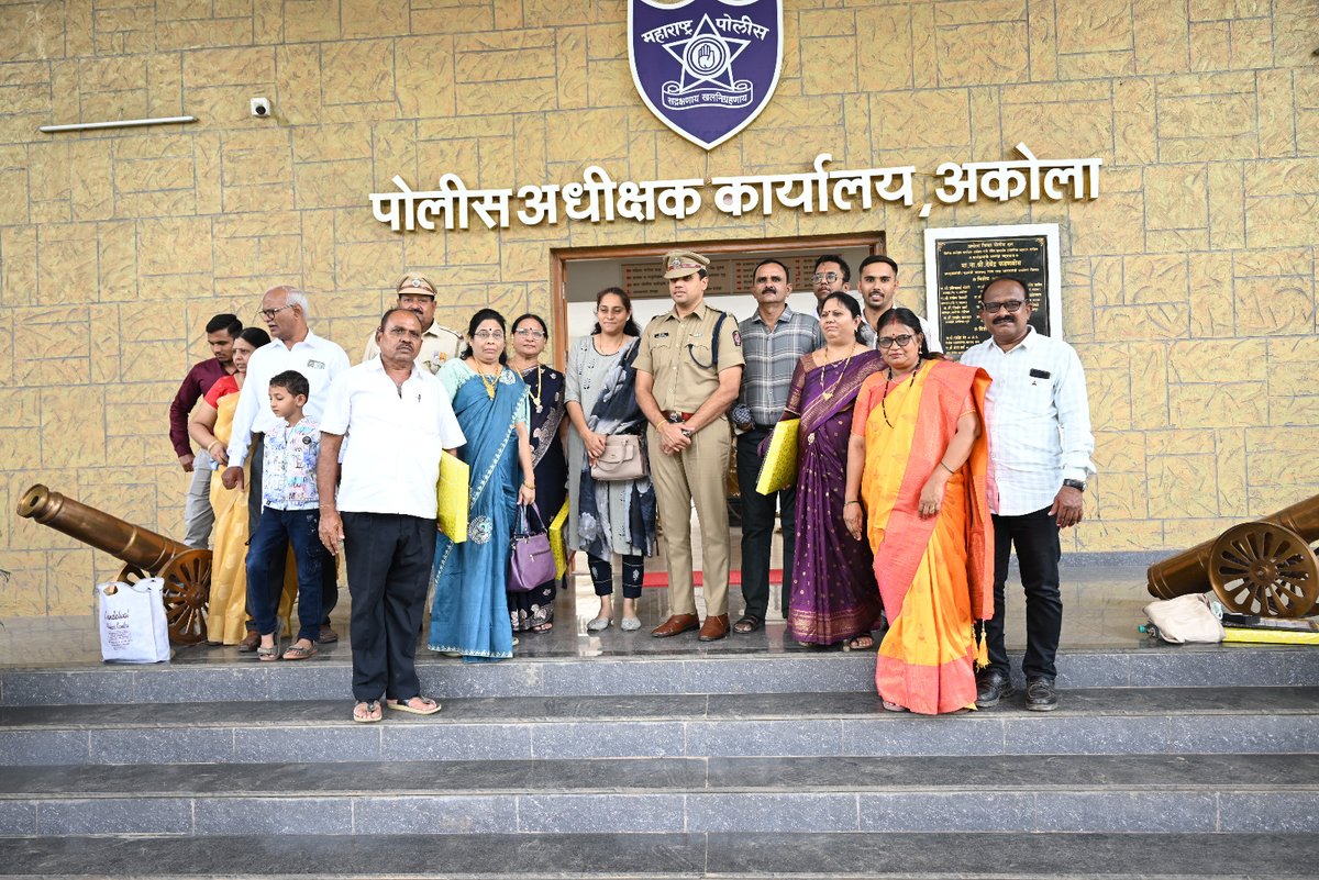 Yogesh Farpat (@yogeshfarpat) on Twitter photo #Akola
"अधिनस्त सहकाऱ्यांचा सन्मान वरिष्ठ अधिकाऱ्यांच्याहस्ते होणे, हाच खरा गौरव असतो." याचे उत्तम उदाहरण अकोल्याचे मा. पोलीस अधीक्षक अर्चित चांडक यांनी घडवले. सेवानिवृत्त पोलीस अंमलदारांचा औपचारिक सन्मानच केला नाहीतर कॅबिनबाहेर येत आदरपूर्वक निरोप दिला.
<a href="/AkolaPolice/">अकोला पोलीस - Akola Police</a> <a href="/archit_IPS/">Archit Chandak</a> #Akola
"अधिनस्त सहकाऱ्यांचा सन्मान वरिष्ठ अधिकाऱ्यांच्याहस्ते होणे, हाच खरा गौरव असतो." याचे उत्तम उदाहरण अकोल्याचे मा. पोलीस अधीक्षक अर्चित चांडक यांनी घडवले. सेवानिवृत्त पोलीस अंमलदारांचा औपचारिक सन्मानच केला नाहीतर कॅबिनबाहेर येत आदरपूर्वक निरोप दिला.
<a href="/AkolaPolice/">अकोला पोलीस - Akola Police</a> <a href="/archit_IPS/">Archit Chandak</a>