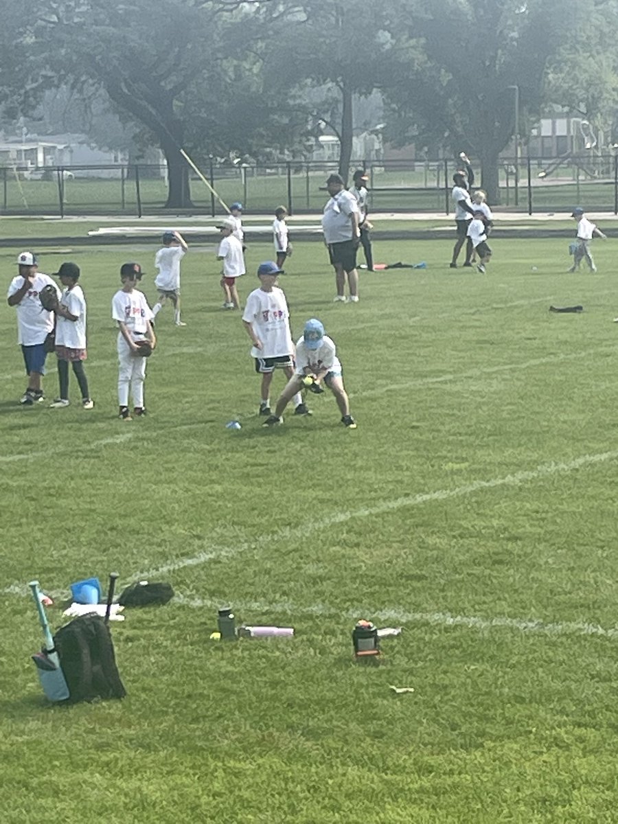 Hayden working on his fielding at the Ian Happ <a href="/ProCamps/">ProCamps</a> sponsored by <a href="/jewelosco/">Jewel-Osco</a> <a href="/ihapp_1/">Ian Happ</a>. #GoCubsGo #Lockin ⚾️💙❤️