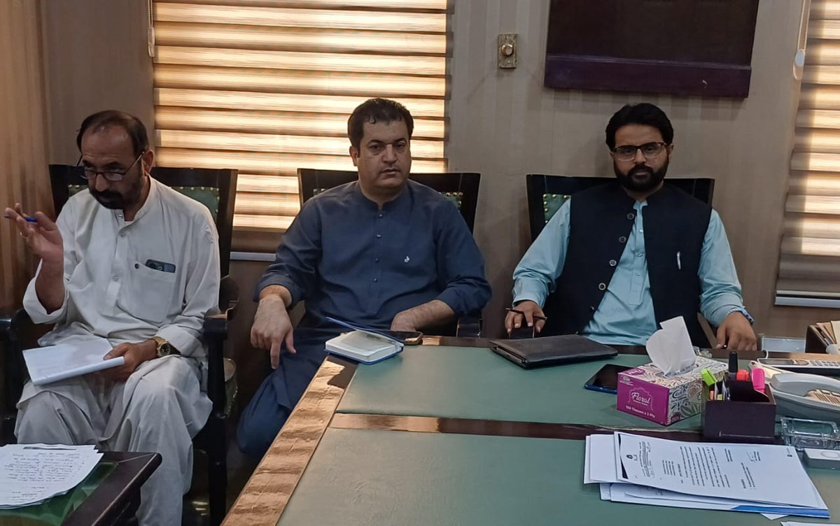 ڈسٹرکٹ چاغی میں جاری ترقیاتی منصوبوں پر کام کی پیش رفت لینے کیلئے جائزہ اجلاس،ترقیاتی اسکیموں کی شفافیت، معیار اور بروقت تکمیل ضلعی انتظامیہ کی اولین ترجیح ہے. عوامی فلاح و بہبود کے منصوبوں پر کسی قسم کی کوتاہی یا تاخیر برداشت نہیں کی جائے گی.
#Chaghi #Balochistan