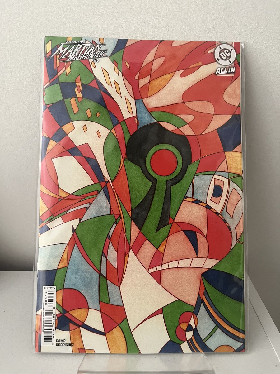 I would’ve payed big money to have this AMM #5 variant by Dustin Nguyen in a Foil Virgin edition. It gives the comic such a unique look that makes it a big stand out.
This is pure art that should be hung in The Louvre and I absolutely love it