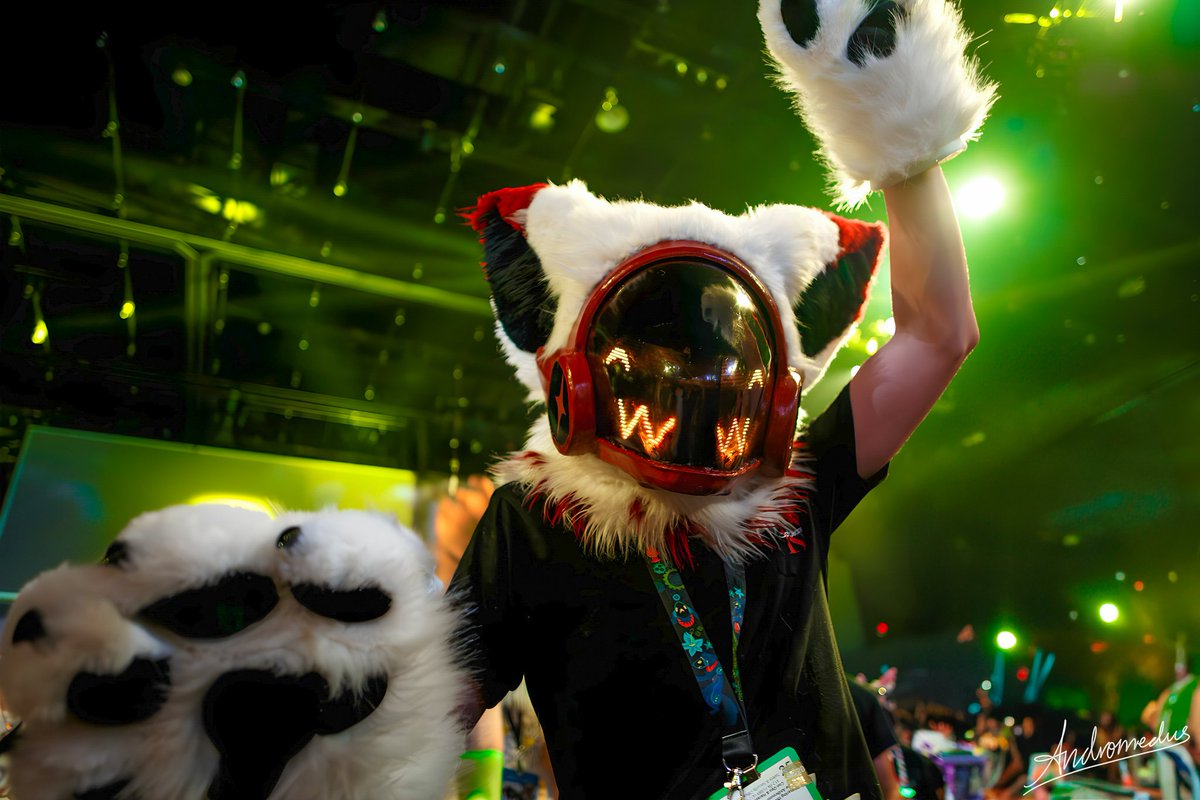 When the ram kicks in⚡

📷 <a href="/AndromedusWolf/">Andromedus</a>

#anthrocon2025 #furry #fursuit