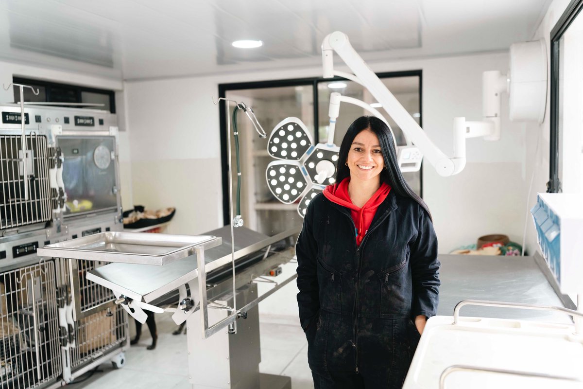 Estoy con el overol puesto, por los animales. Es un quirófano que presento con gran orgullo. Una gestión hecha con el corazón, sin utilizar recursos públicos. Todo esto ha sido posible gracias a un esfuerzo enorme, porque defender la vida lo vale todo. Esterilizaciones gratuitas.