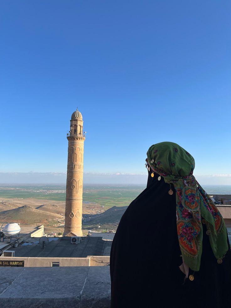 "𝖪𝖺𝗅𝗉𝗍𝖾𝗇 𝗄𝖺𝗅𝖻𝖾 𝖻𝗂𝗋 𝗒𝗈𝗅 𝗏𝖺𝗋𝖽ı𝗋, 𝗆𝗎𝗁𝖺𝖻𝖻𝖾𝗍𝗅𝖾 𝖺çı𝗅ı𝗋; 𝗇𝖾 𝖽𝗂𝗅 𝖻𝗂𝗅𝗂𝗋 𝗇𝖾 𝖻𝖾𝖽𝖾𝗇, 𝗌𝖺𝖽𝖾𝖼𝖾 𝗀ö𝗇ü𝗅 𝗍𝖺𝗇ı𝗋."