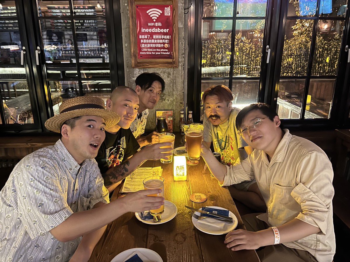 北京に着、早くもカンパイ。
チャイニーズクラフトビールでございます。

先日の長沙で大変お世話になった友達、SUSU君と合流。
音楽愛に溢れるナイスガイ、再会嬉しいな。