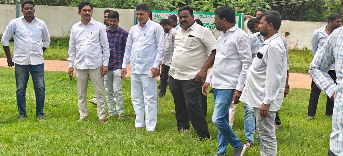 GKR4BJP's tweet image. శనివారం నాడు చొప్పదండి నియోజకవర్గ కేంద్రంలోని ప్రభుత్వ హై స్కూల్ గ్రౌండ్ లో కేంద్ర హోంశాఖ సహాయ మంత్రివర్యులు శ్రీ @bandisanjay_bjp గారి చేతుల మీదుగా జరిగే సైకిళ్ల పంపిణీ (#Modigift) కార్యక్రమంలో భాగంగా నేడు జిల్లా నాయకులతో కలిసి గ్రౌండ్ లోని ఏర్పాట్లను పరిశీలించడం జరిగింది.