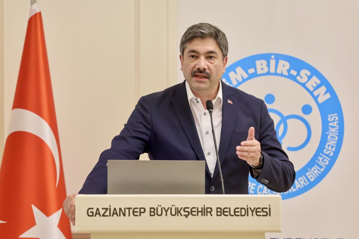 Bem_Bir_Sen's tweet photo. Genel Başkanımız
Levent Uslu

T.C. Hazine ve Maliye Bakanı 
Mehmet Şimşek’e seslendi:

“İnandırıcılığını yitirmiş bir kurumun yayınladığı enflasyon oranları üzerinden memuru, memur emeklisini ve emekçiyi mağdur etmeyin…

Güven duyulmayan enflasyon verileriyle hak ve adalet tesis edilemez!

8.Dönem Toplu Sözleşme sürecinde
Kamu görevlilerimizin emeğinin, alın terinin ve beklentilerinin karşılanması, geçmiş yılların kayıplarının giderilmesi gerekiyor." 

@memetsimsek
@HMBakanligi