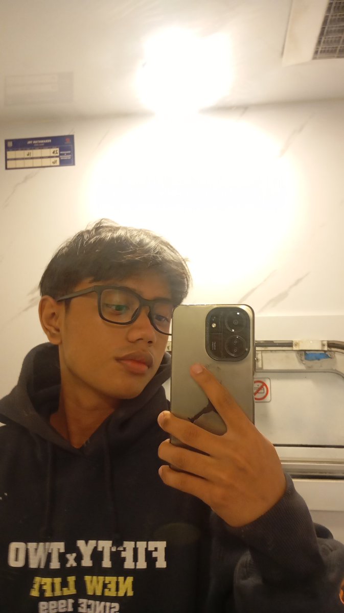 mencintai mirror selfie