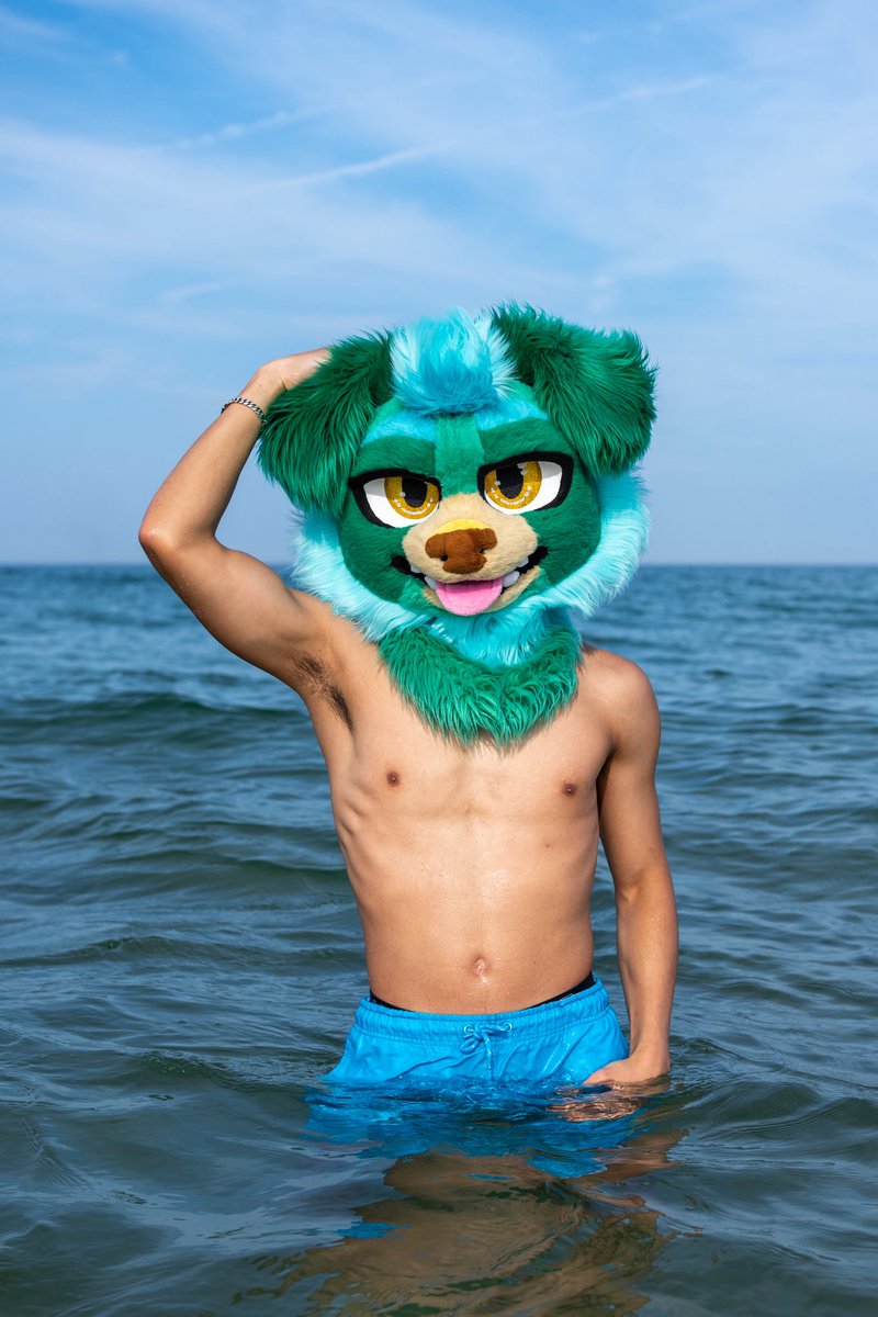 Come hang out with me in the water, it’ll be a fun time! 😝

📸: <a href="/Hyde_Hyena/">Milk 🥛🔜 AC</a>