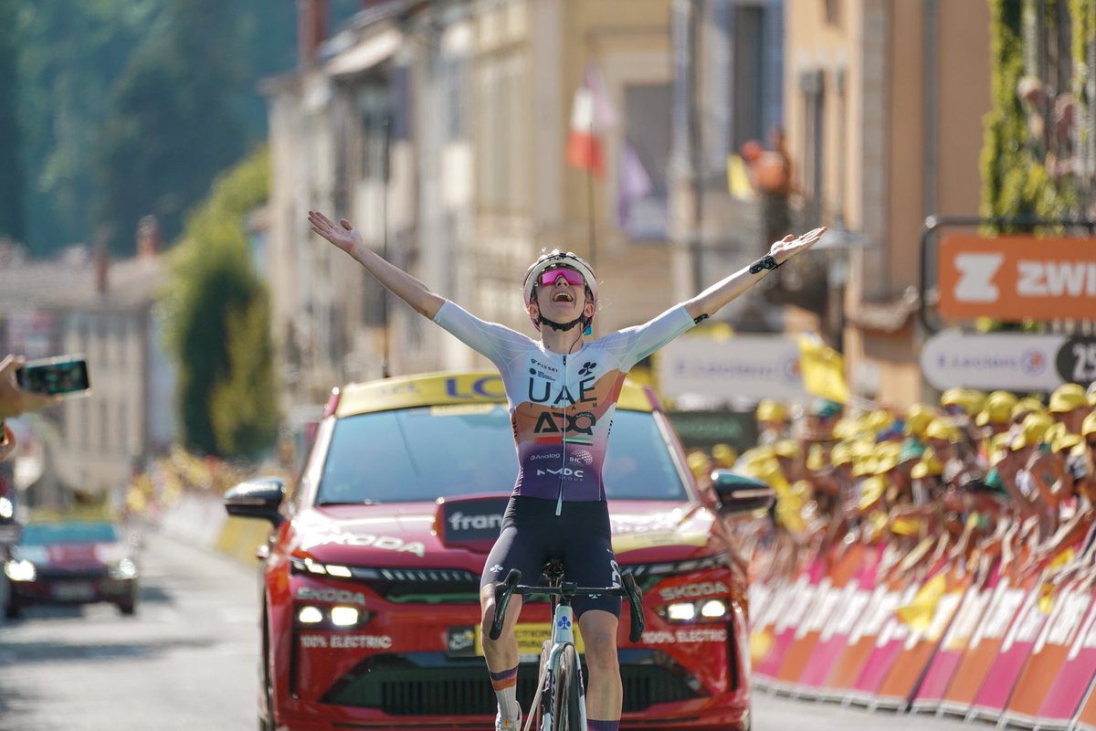 PREMIÈRE VICTOIRE FRANÇAISE SUR LE #TDFF2025 🇫🇷🥰

#WatchTheFemmes l <a href="/GoZwift/">Zwift</a>