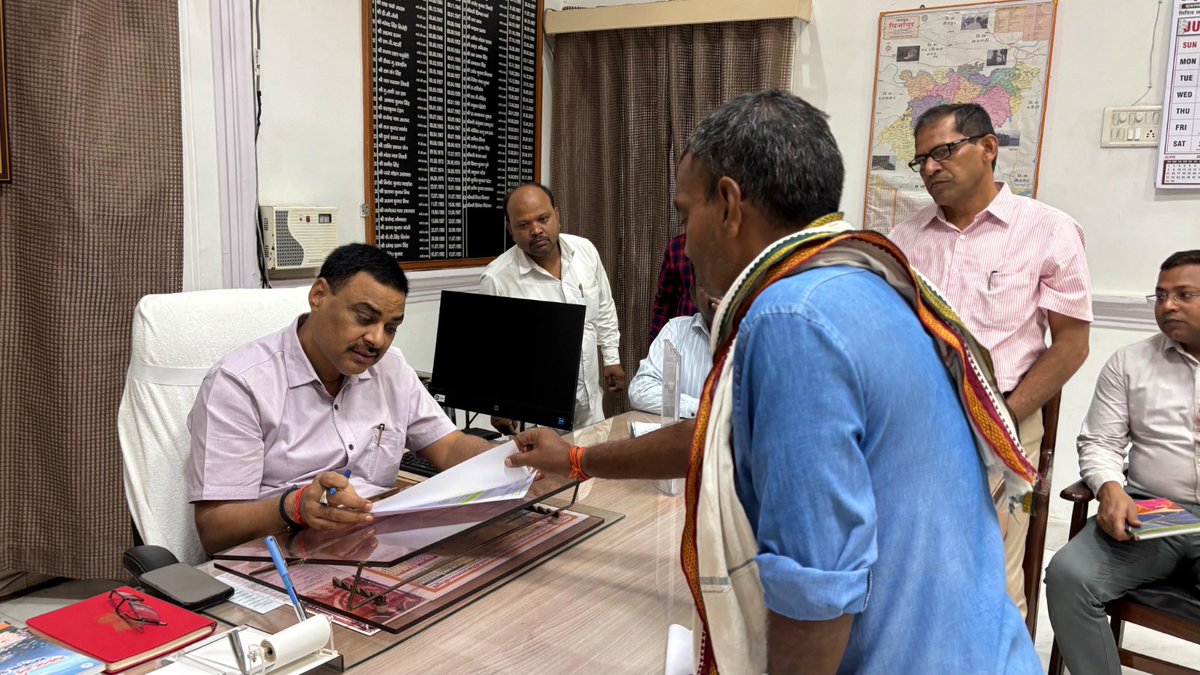 DM MIRZAPUR - मेरी माटी-मेरा देश (@dm_mirzapur) on Twitter photo जनता की समस्याओं का संतुष्टीपूर्ण समाधान शासन की प्राथमिकता *-जिलाधिकारी*
जिलाधिकारी पवन कुमार गंगवार ने कलेक्ट्रेट जनता दर्शन में पहुंचे फरियादियों की सुनी जनसमस्याएं, सम्बंधित अधिकारियों को ससमय व गुणवत्तापूर्ण निस्तारण के दिए निर्देश।
<a href="/CMOfficeUP/">CM Office, GoUP</a> <a href="/ChiefSecyUP/">Chief Secretary, GoUP</a> <a href="/InfoDeptUP/">Information and Public Relations Department, UP</a> जनता की समस्याओं का संतुष्टीपूर्ण समाधान शासन की प्राथमिकता *-जिलाधिकारी*
जिलाधिकारी पवन कुमार गंगवार ने कलेक्ट्रेट जनता दर्शन में पहुंचे फरियादियों की सुनी जनसमस्याएं, सम्बंधित अधिकारियों को ससमय व गुणवत्तापूर्ण निस्तारण के दिए निर्देश।
<a href="/CMOfficeUP/">CM Office, GoUP</a> <a href="/ChiefSecyUP/">Chief Secretary, GoUP</a> <a href="/InfoDeptUP/">Information and Public Relations Department, UP</a>
