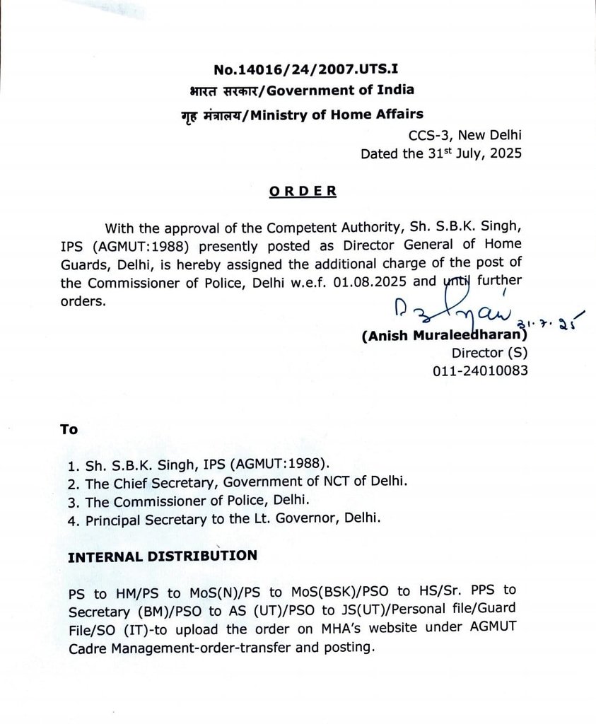 DelhiComplaint's tweet photo. 🎉Congratulations to Sh. @sbksinghips, IPS (AGMUT:1988), DG Home Guards, for taking over the additional charge of 👮🏻‍♂️ Delhi Police Commissioner!

May your leadership bring strength, discipline, and positive change. 👏
@HMOIndia @AmitShah @DGHomeGuard @LtGovDelhi @DelhiPolice https://t.co/CqV5wwPfqZ