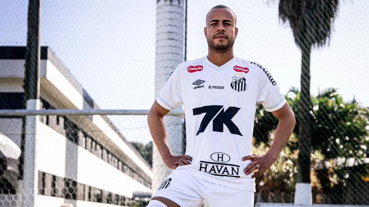 lance_santos's tweet photo. AO VIVO: assista à entrevista de apresentação de Mayke, novo lateral do Santos https://t.co/bFgKPUqcG6 #SantosFC #Mayke #LateralDireito https://t.co/iE8EOcaBaA