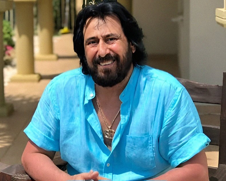 تنها خواننده‌ی ایرانی که نه تنها هیچکس ازش بدش نمیاد بلکه رو تخم چشمامون جا داره...