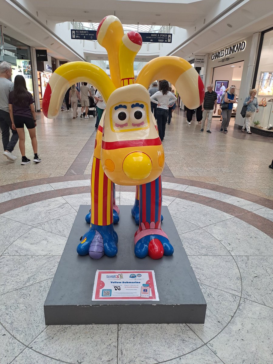 bolton_jinks's tweet photo. Gromit spotting while shopping at the #MallCribbs, ticking 3 @GromitUnleashed sculptures off the list, before picking up a few items in the sale @Crew_Clothing. 🐶🛶🌊🛍 #GromitUnleashed3 #GU3 https://t.co/xABHSUKXCL