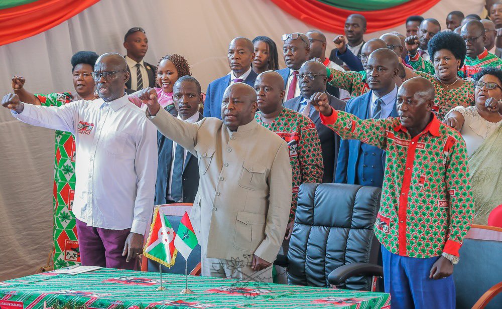 CnddFdd's tweet image. #Burundi #WarakozeMana
Nk’uko vyama buri wa kane wa nyuma w'ukwezi, Umugambwe @CnddFdd watunganije amasengesho mpuzamadini yo gushimira Imana mu ntara zose zigize igihugu. Mu ntara ya @Gitega, ayo masengesho yatewe iteka n'Umukuru w'Igihugu akaba ari nawe arongoye Inama nkuru…