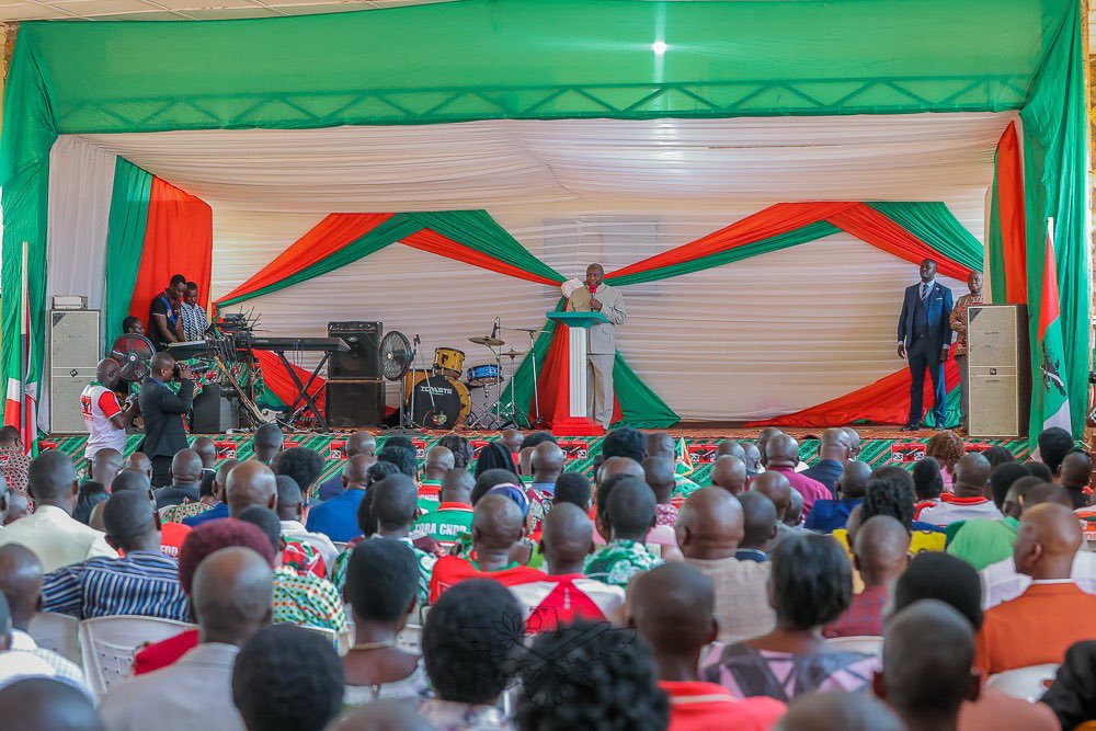 CnddFdd's tweet image. #Burundi #WarakozeMana
Nk’uko vyama buri wa kane wa nyuma w'ukwezi, Umugambwe @CnddFdd watunganije amasengesho mpuzamadini yo gushimira Imana mu ntara zose zigize igihugu. Mu ntara ya @Gitega, ayo masengesho yatewe iteka n'Umukuru w'Igihugu akaba ari nawe arongoye Inama nkuru…