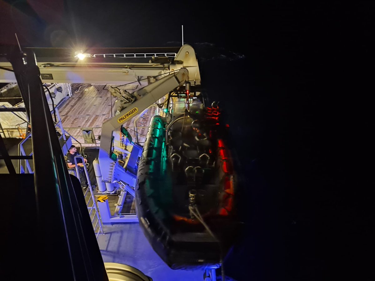 #SauvetageEnMer | Dans la nuit du 27 au 28.07, le Dumont d’Urville  s’est porté au secours du voilier "Today Office" échoué sur le rocher du Diamant en Martinique. Moins d'une heure après l'appel, l'équipage était en sécurité 👌⚓